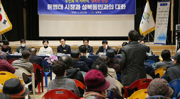 성북동 주민과의 대화 사진 우측의 남성 주민이 자리에 서서 질의를 하고 있는 뒷모습과 대화석에서 주민을 바라보며 듣고 있는 나주시장의 모습 양 옆으로 면장 간부공무원 도의원 시의원이 보인다