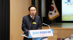 성북동 주민과의 대화 나주시장이 사회자의 연단에 서서 인사말을 하고 있는 모습 근접촬영