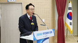 다시면 주민과의 대화 나주시장이 대화장의 사회자 연단에 서서 인사말을 하고 있는 측면 모습 근접촬영