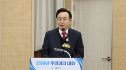 다시면 주민과의 대화 나주시장이 사회자의 연단에 서서 면민들에게 인사말을 하고 있는 정면모습