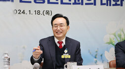 문평면 주민과의 대화  대화장 대화석의 나주시장이 주민의 질의에 볼펜을 낀 한손을 들고 웃고 있는 모습