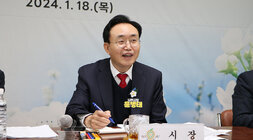 문평면 주민과의 대화 나주시장이 주민의 질의에 웃는 모습으로 듣고 있는 모습 근접촬영