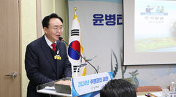 문평면 주민과의 대화 대화장 사회자의 연단에 서서 나주시장이 인사말을 하고 있는 모습 근접촬영