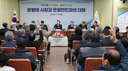 문평면 주민과의 대화 질의를 하고 싶은 주민들이 손을 들고 있는 모습과 대화석에서 바라보고 있는 나주시장의 모습 양 옆으로 면장과 시의장 도의원 시의원이 보인다