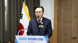 다도면 주민과의 대화 나주시장이 대화장 사회자의 연단에 서서 인사말을 하고 있는 모습 근접촬영