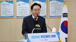 빛가람동 주민과의 대화 나주시장이 대화장 사회자 연단에 서서 인사말을 하고 있는 모습 근접촬영