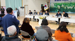 세지면 주민과의 대화 대화장 우측면에서 촬영한 앞쪽 남성주민의 질의 모습과 대화석의 나주시장이 바라보고 듣고 있는  모습 양 옆으로 면장 간부공무원, 시의원이 보인다