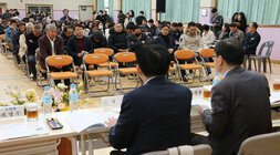 세지면 주민과의 대화 대화석 뒷편에서 촬영한 남성 대화장 중간 쯤의 남성 주민의 질의 모습과 나주시장이 바라보고 듣고 있는 뒷모습 옆에 면장의 뒷모습도 보인다