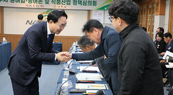 나주시 농어업, 농어촌 및 식품산업 정책심의회 나주시장이 회의 전 심의 위원들과 악수를 하는 모습 남성 위원 한분하고 악수를 나누고 있다