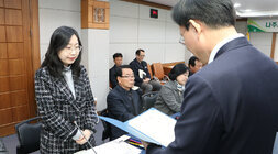 나주시 농어업, 농어촌 및 식품산업 정책심의회 나주시장이 신규로 위촉된 여성 심의위원에게 위촉장을 전달하고 있는 모습