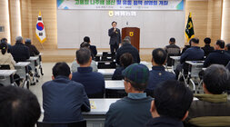 고품질 나주배 생산 및 유통정책 설명회 나주시장이 설명회장 앞에 서서 마이크를 잡고 인사말을 하고 있는 모습