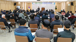 고품질 나주배 생산 및 유통정책 설명회 측면에서 촬영한 설명회장 모습 전체 , 앞쪽에서 나주시장이 서서 인사말을 하고 있다