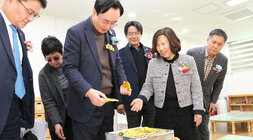 365일 하나돌봄 보육실 개원식 나주시장이 남평어린이집 안의 돌봄 보육실 내부의 교육자료를 남평어린이집 원장과 함께 살펴보고 있는 모습