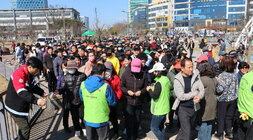 베메산 사계절 꽃동산 조성사업 착공 식재행사 행사에 참석한 시민들이 행사장 옆쪽에서 베메산 쪽으로 이동을 위해 줄을 서있는 모습