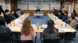 나주밥상 지정업소 경영마인드 교육 나주시장이 대표자들에게 인사말을 하고 있는 모습 전면