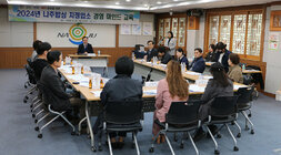 나주밥상 지정업소 경영마인드 교육 좌측면에서 촬영한 교육 전 나주시장의 인사말 모습과 참석 대표자들의 모습