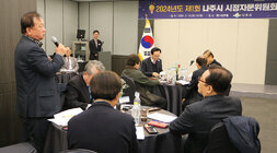 나주시 시정자문위원회 위원 한분이 자리에 자리에 서서 건의사항을 말하고 있는 모습