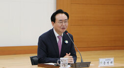나주시 지역사회보장 대표 협의체 회의 나주시장이 자리에 앉아서 회원들에게 인사말을 하고 있는 모습