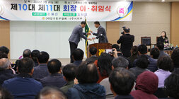 전국한우협회 나주시지부 회장 이, 취임식 이임회장이 취임회장에게 협회기를 전달하고 있는 모습