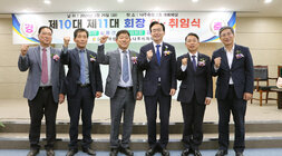 전국한우협회 나주시지부 회장 이, 취임식 나주시장과 이임회장, 취임회장 및 관계자 3명이 화이팅을 하며 기념촬영 모습