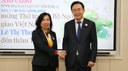 베트남 외교부차관과의 간담회 나주시장과 베트남 외교부 차관이 소회의실 앞쪽에서 악수를 하며 기념촬영을 하고 있는 모습