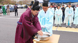 나주 배꽃 전국 사진 촬영 대회 및 배신제 봉행 행사 나주시장이 배신제 봉행을 위해 마련된 새ㅅ숫대야에 손을 씻고 있는 모습