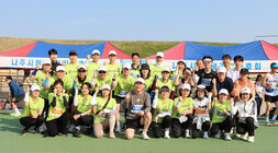 제10회 나주 영산강 마라톤대회 나주시장과 시청 달리기 동호회 회원들이 출 발 전 화이팅을 외치며 기념촬영 하는 모습