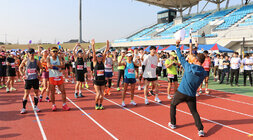 제10회 나주 영산강 마라톤대회 5km 대회 참가자들이 출발에 앞 서 두 손을 들고 함성을 외치는 모습