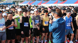 제10회 나주 영산강 마라톤대회 10km 참가자들이 사회자의 멘트에 앞사람의 어깨에 손을 올리고 주무르고 있는 모습