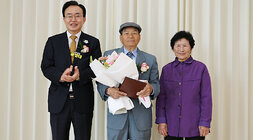 제19회 다시면민의 날 기념행사 나주시장이 시상을 받은 남성 어르신과 어르신에게 꽃다발을 전달하신 여성 어르신과 함께 기념촬영을 하고 있는 모습