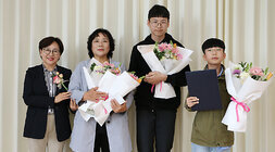 제19회 다시면민의 날 기념행사 다시면장이 시상자 3명과 기념촬영을 하고 있는 모습