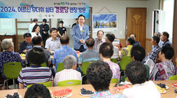 무더위 쉼터 현장 점검 나주시장이 자리에 서서 인사말을 하고 있는 모습과 경로당 어르신들이 듣고 있는 뒷모습