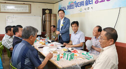 무더위 쉼터 현장 점검 나주시장이 자리에 서서 두손을 모으고 인사말을 하고 있는 측면 모습 어르신들의 듣고 있는 측면 모습
