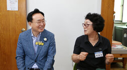 무더위 쉼터 현장 점검  입식테이블 자리에 앉아 있는 나주시장이 바로 옆에 앉아 있는 여성 어르신과 마주보며 미소를 머금고 대화를 나누는 모습