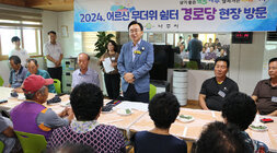 무더위 쉼터 현장 점검 경로당에 마련된 입식테이블 자리에 서서 인사마을 하고 있는 나주시장의 모습 마을 어르신들의 앉아 있는 모습도 보인다
