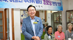 무더위 쉼터 현장 점검 나주시징이 입식테이블 자리에 서서 미소를 지으며 인사말을 하고 있는 모습