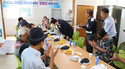 무더위 쉼터 현장 점검 경로당을 방문한 나주시장이 입식테이블 자리에 서서 허리 굽혀 어르신들께 인사를 하고 있는 모습과 앉아 있는 어르신들이 박수를 쳐 주고 있는 모습