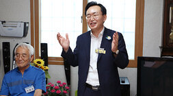 무더위 쉼터 현장 점검 나주시장이 자리에 서서 두손을 가슴 위 놓이로 올리고 웃으며 인사말을 하고 있는 모습