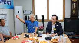 무더위 쉼터 현장 점검 자리에 앉아 있는 나주시장 옆의 남성 어르신이 한손을 들고 경로당 건의사항을 나주시장을 바라보며 이야기를 하고 있고 듣고 있는나주시장의 모습