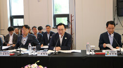 제13차 전남 시장, 군수 협의회 정례회 나주시장의 건의사항 모습과 양 옆으로 타 시, 군 자치단체장이 앉아 있다