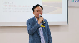 2024년 영산강 인문아카데미 강의실 앞에 마이크를 잡고 인사말을 하고 있는 나주시장의 모습 근접촬영