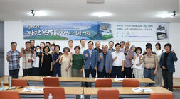 2024년 영산강 인문아카데미 나주시장의 인사말 모습과 수강생들이 듣고 있는 뒷모습 전면