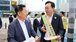 추석맞이 지역상품 판매 촉진 캠페인 및 청렴실천, 고향사랑 기부제 홍보 캠페인나주시장과 한전KDN사장이 인도에 서서 나주사알 카드 페이백 관련 이야기를 나누고 있는 모습