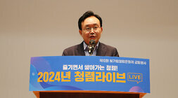 2024년 청렴라이브 교육 나주시장이 강의장 무대 위 단상에 서서 인사말과 함께 강사 소개를 하고 있는 모습 근접촬영