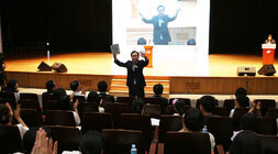 광주CBS주최 육아포럼 나주시장ㅇ 포럼장 앞에서 사회자의 소개에 두손을 흔들며 화답하고 있는 모습