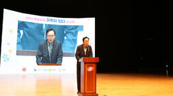 광주CBS주최 육아포럼 포럼장 무대 위 단상에 서 서 나주시장이 인사말을 하고 있는 모습