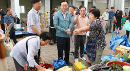 추석 명절맞이 공산5일시장 장보기 행사 나주시장이 야채를 판매하는 여성 상인분의 이야기를 듣고 있는 모습