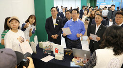 2024년 전라남도 청년의 날 행사 전남도지사와 나주시장이 행사장에 마련된 창업 청년 부스에서 설명을 듣고 있는 모습