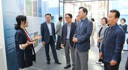 2024 강남페스티벌 나주천연염색 패션전 나주시장이 재경 나주향우회원들과 여성 관계자에게 전시장 관련 설명을 듣고 있는 모습