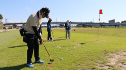 나주시장배 광주 전남 파크골프 대회  파크골프장에서 남성 참가자가 퍼팅을 하고 있는 모습